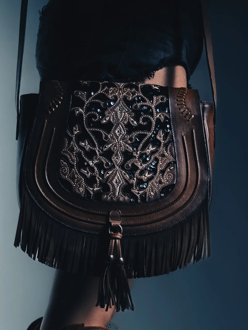 D1347 - LADIES EMBROIDERY GLITTER INLAY, STUDS, WITH WOVEN DETAIL CHOCOLATE FRINGE SADDLE BAG