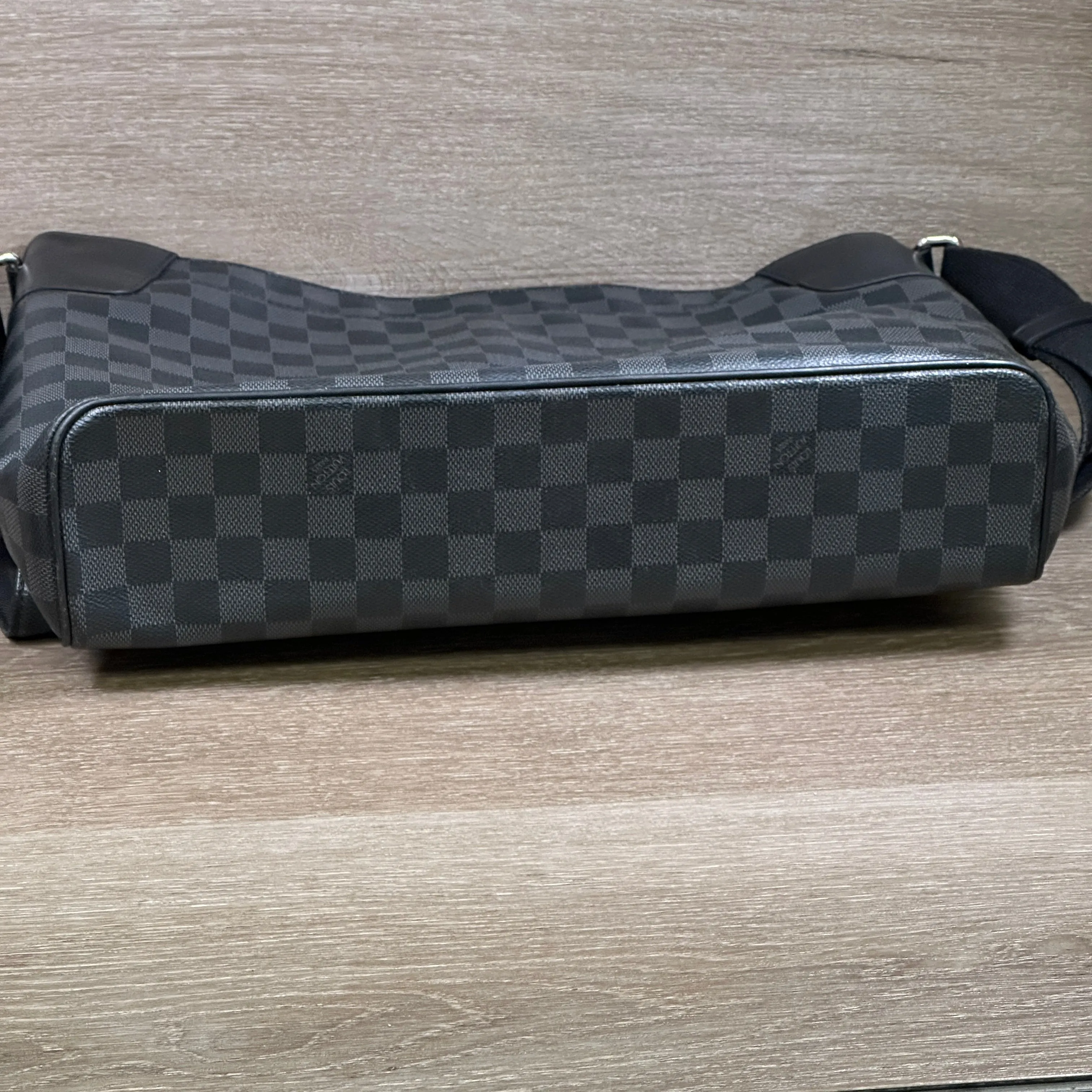 Louis Vuitton District Messenger Bag GM - Damier Graphite