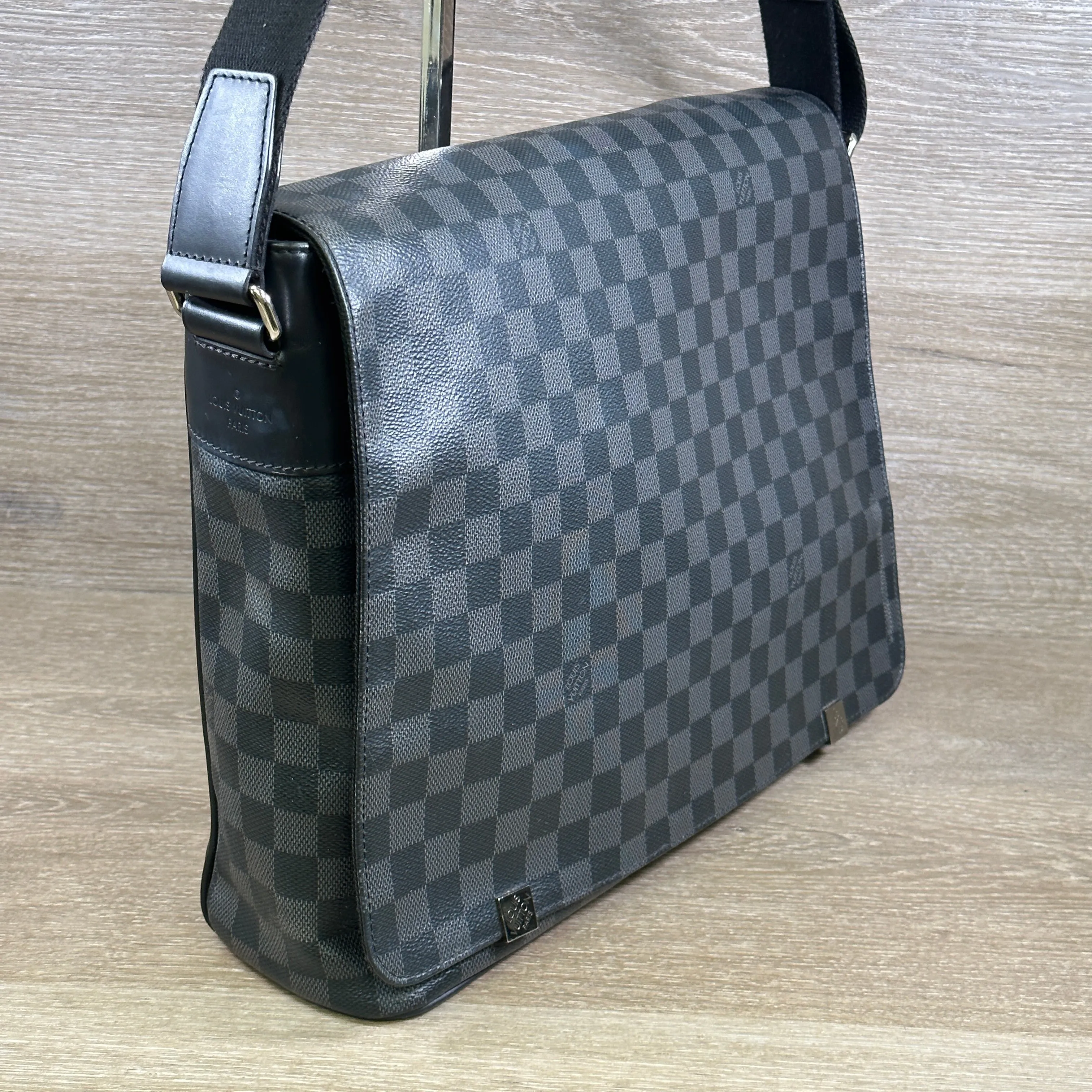 Louis Vuitton District Messenger Bag GM - Damier Graphite