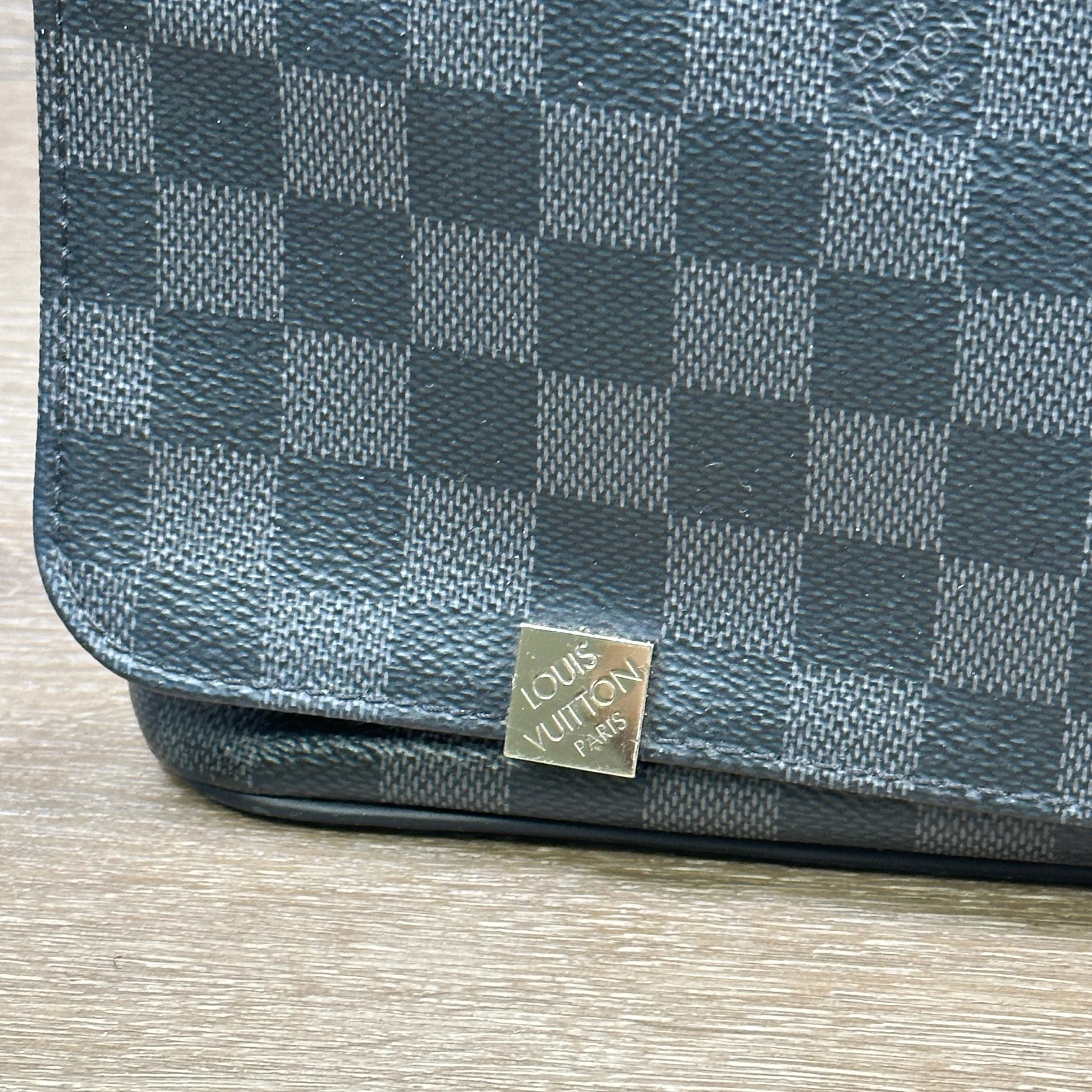 Louis Vuitton District Messenger Bag GM - Damier Graphite