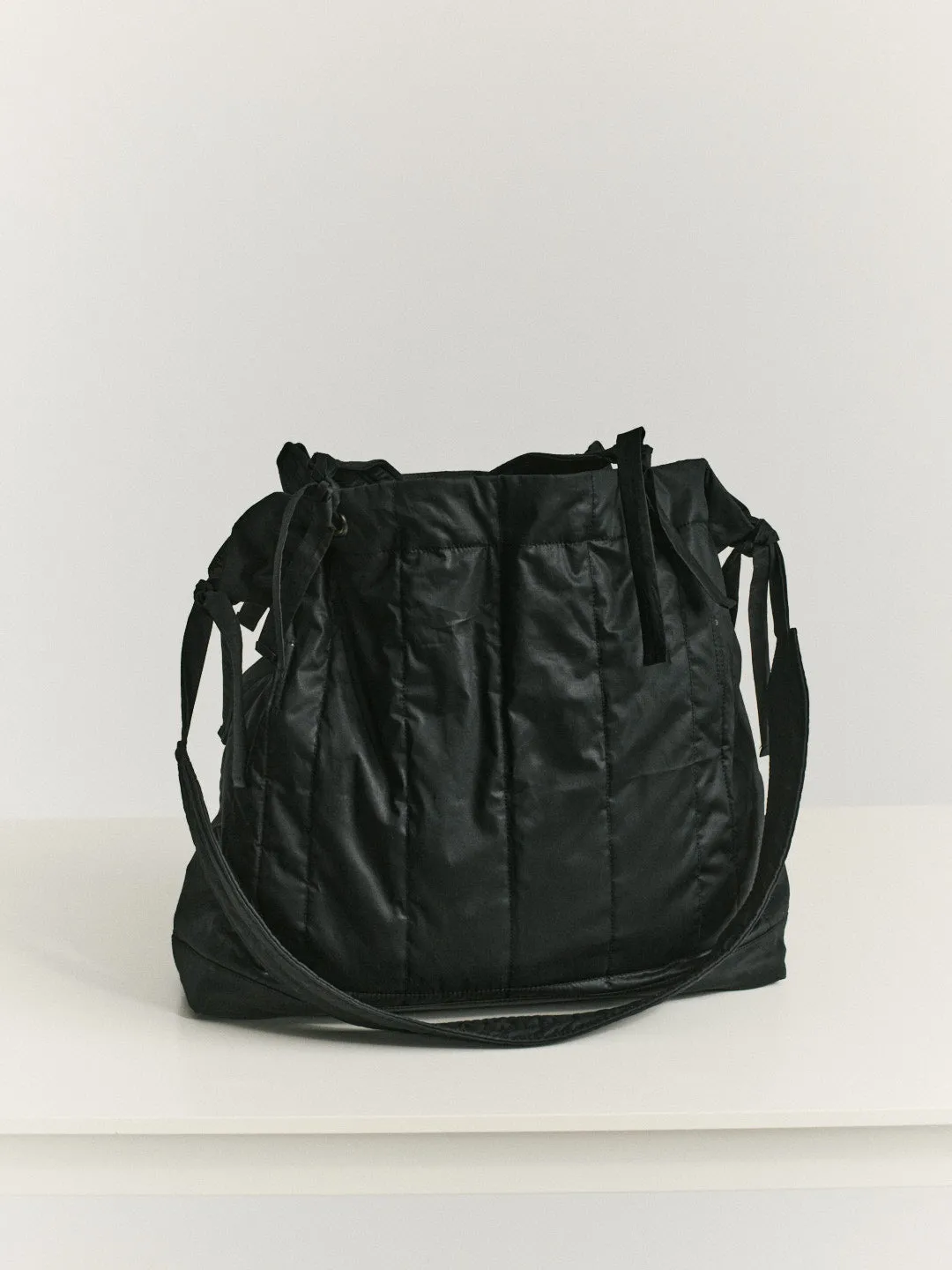 MILI CARGO TOTE - LACQED - BLACK