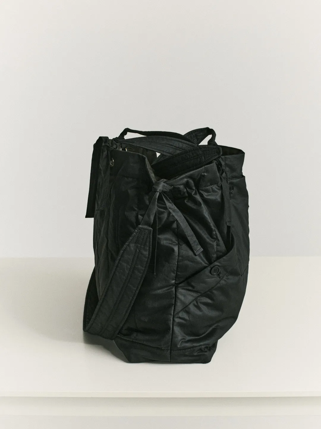 MILI CARGO TOTE - LACQED - BLACK