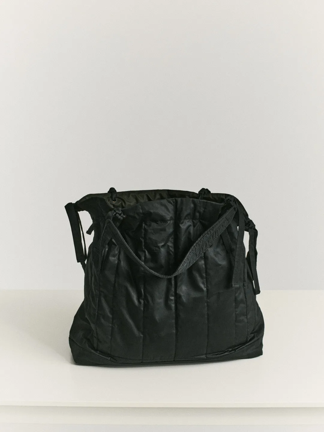 MILI CARGO TOTE - LACQED - BLACK