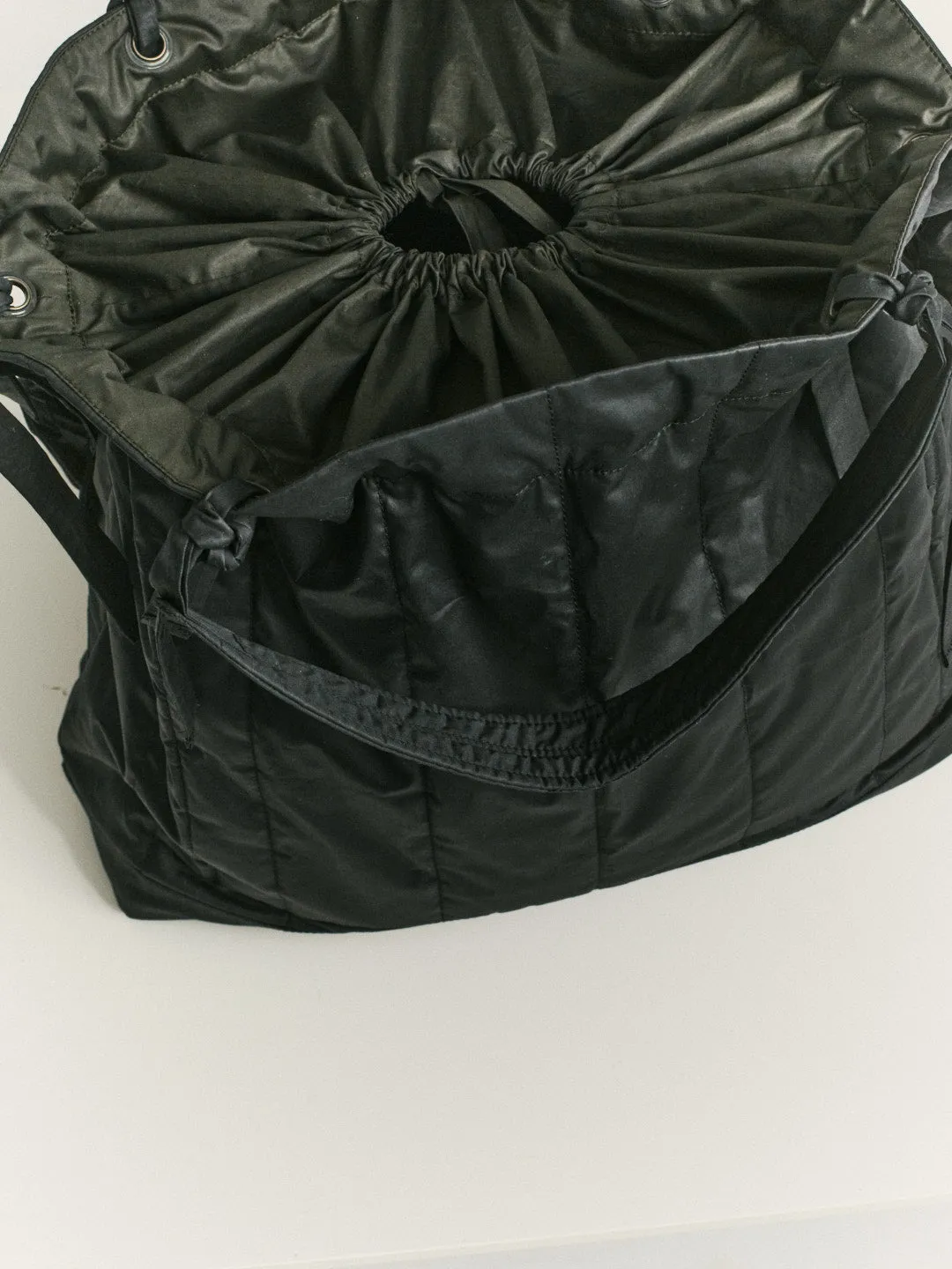 MILI CARGO TOTE - LACQED - BLACK