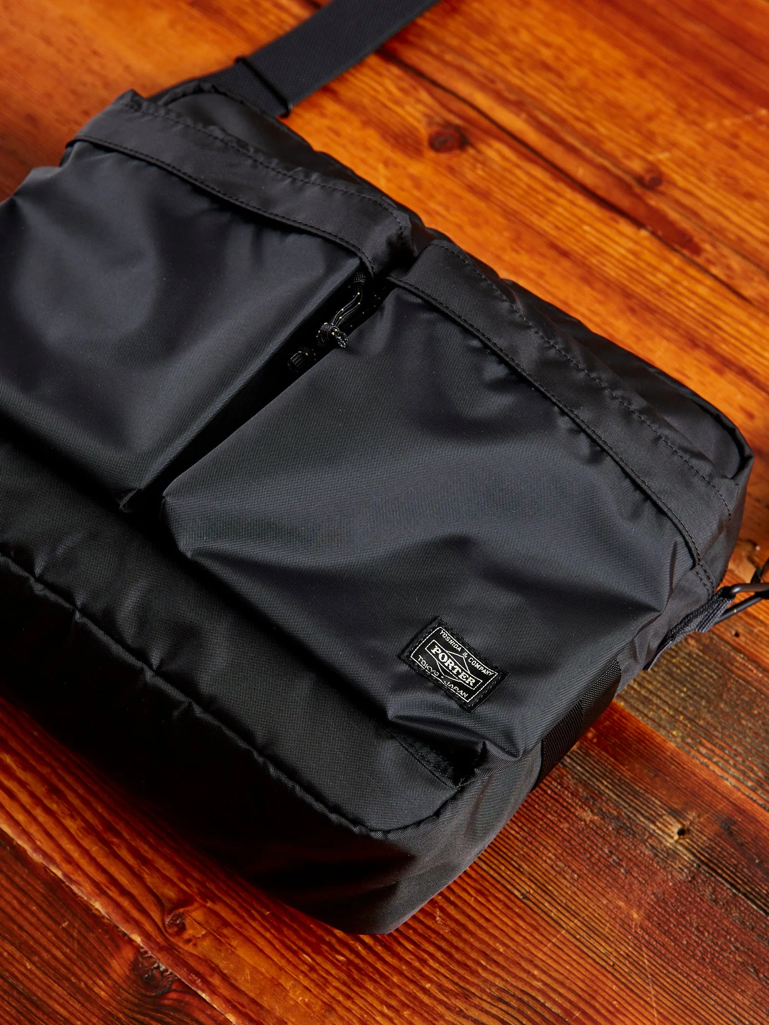 "Force" Shoulder Bag (M) in Black